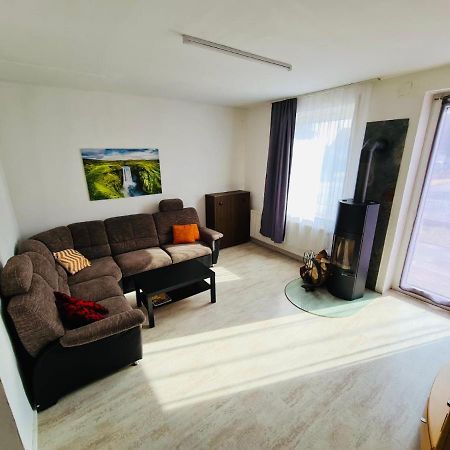 Grossartige 3 Zimmer Ferienwohnung Mit Kamin Und Garten Fuer 1-6 Personen Kaufbeuren Bagian luar foto